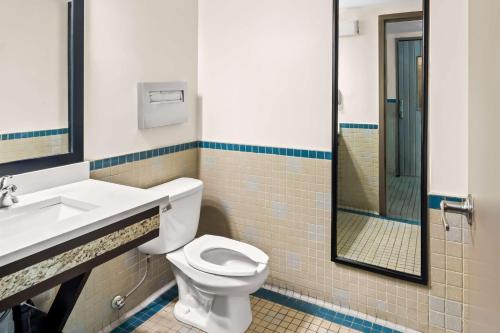 Best Western Maple Ridgeにあるバスルーム