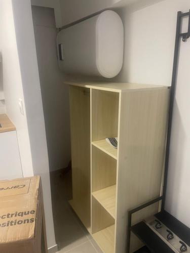 Cette chambre comprend un placard avec un évier. dans l'établissement Studio aménagé à neuf, à Stains