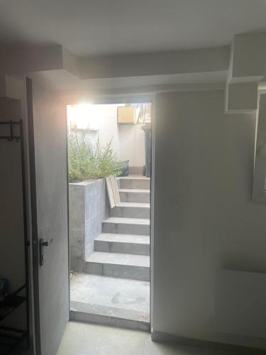 une porte menant à une maison avec un escalier dans l'établissement Studio aménagé à neuf, à Stains