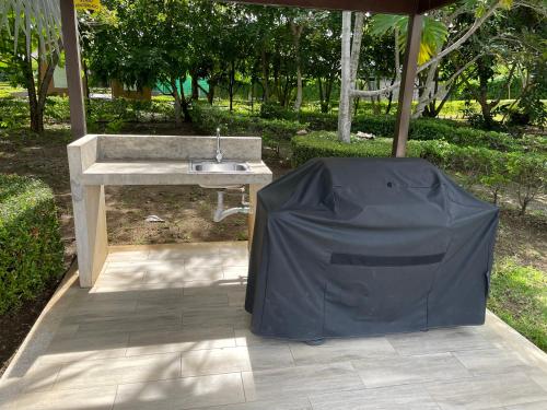 a concrete sink with a tent on a patio at Villa Paraiso do Mar in Jacó