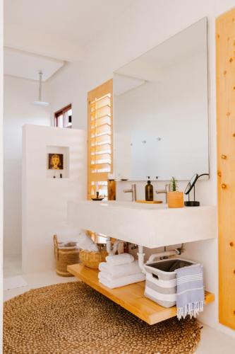 Un baño de CasaBlancoMadera