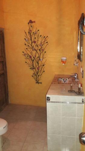 a bathroom with a sink and a toilet at Casa Müi in Tequisquiapan
