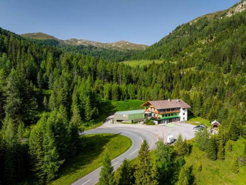 a house on the side of a road in the mountains at Nockalmhof Top 2 in Innerkrems