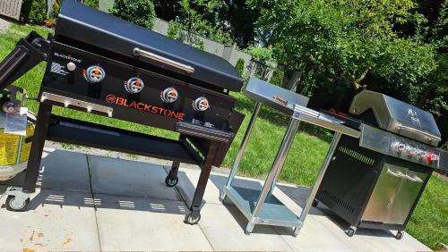 a grill and smoker with a bbqbecue at Serenity Inn in Niagara Falls