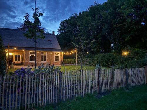 Taman di luar Het Hoevehuys