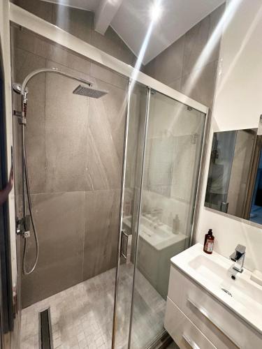 une salle de bain avec douche et lavabo dans l'établissement Unique appartement d'architecte, à Antibes