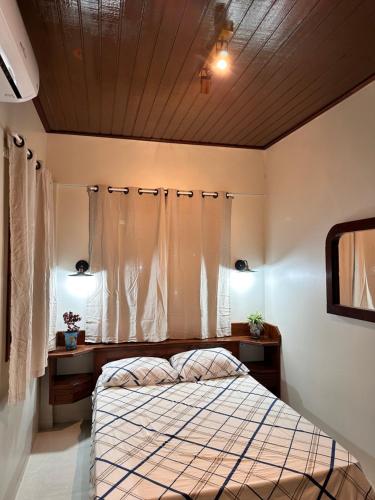 a bedroom with a bed and a window at Ap Pérola do Tapajos in Santarém