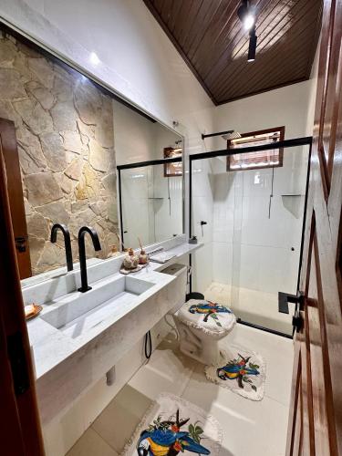 a bathroom with a sink and a toilet at Ap Pérola do Tapajos in Santarém