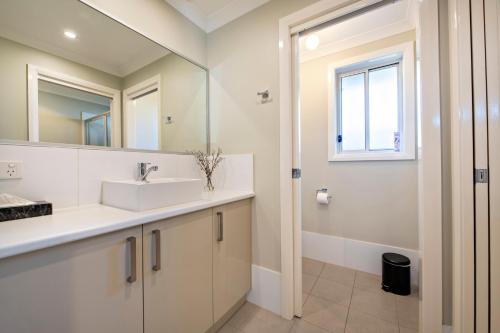 Ένα μπάνιο στο Grevillea Court - Close to Zoo, Firepit & BBQ