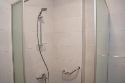 a bathroom with a shower with a glass door at أوتار ذهب للشقق الفندقية الفاخرة in Ma‘ān