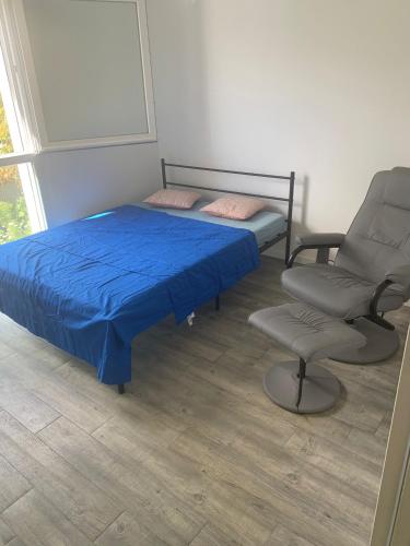 une chambre avec un lit et une chaise dedans dans l'établissement La chantrerie, à Nantes