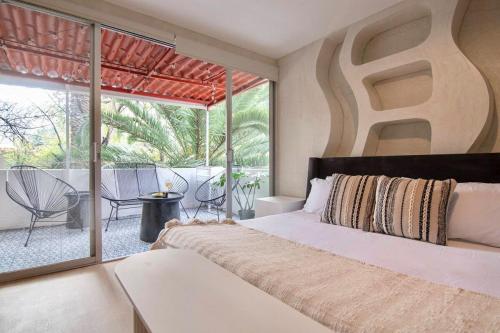 a bedroom with a large bed and a balcony at ¡Buen Alma! House in heart of Condesa 8 guests in Mexico City