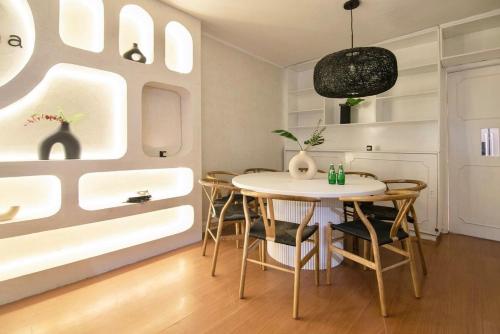 a dining room with a table and a bath tub at ¡Buen Alma! House in heart of Condesa 8 guests in Mexico City