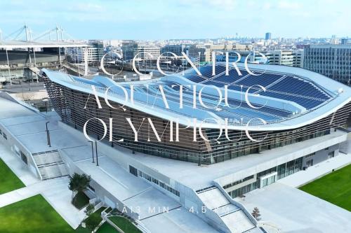 une vue sur un stade de football avec les mots félicitations syvisor dans l'établissement Climatisé À 10 min de Paris et des Jeux Paralympiques 2024, à Aubervilliers