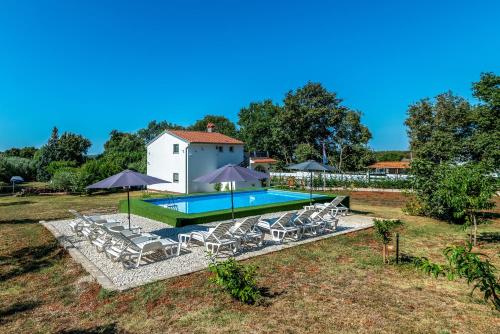 Holiday house with a swimming pool Medulin - 21049