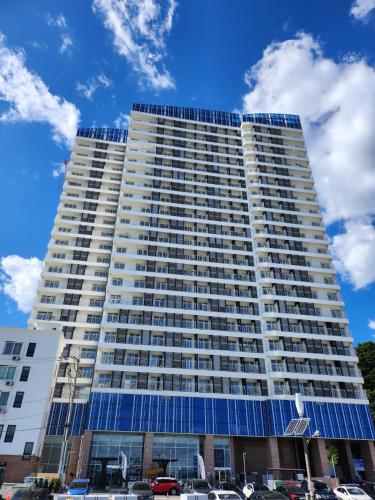 ein hohes weißes Gebäude mit blauen Glasfenstern in der Unterkunft Ocean Stay Yangyang 1318 오션스테이 양양 E7 in Yangyang