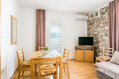 Apartments by the sea Mastrinka, Ciovo - 23399