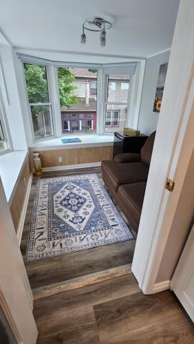 a living room with a couch and a rug at Serenity Inn in Niagara Falls