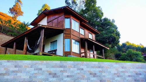 a house with a fence in front of it at Casa temporada Grecco Vidal in Venda Nova do Imigrante