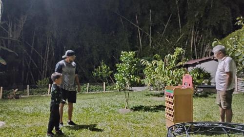 a group of people standing in a yard at Finca Turística Vía Filandia- Alcalá in Alcalá