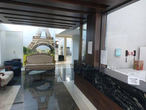 a lobby with a view of the eiffel tower at Flats da Júnia 110 - funcional com ar, garagem, tv, microondas, frigobar e 14 km aeroporto in Lagoa Santa