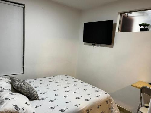 TV a/nebo společenská místnost v ubytování APARTASUITES BOGOTA 53 - 101a