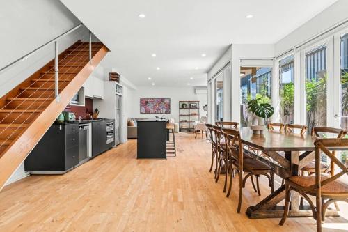 a kitchen and dining room with a table and chairs at The Avenue The Place Terrific 4BR 2BTH Townhouse in Melbourne