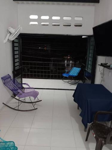 two purple chairs and a table on a balcony at Acogedor apartamento familiar in Mariquita