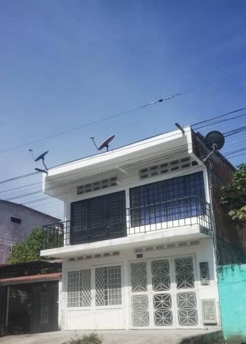 a white house with two birds on top of it at Acogedor apartamento familiar in Mariquita