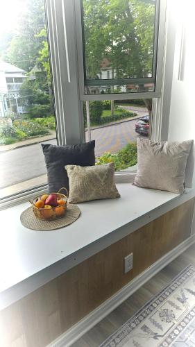 a window seat with a bowl of fruit in a basket at Serenity Inn in Niagara Falls