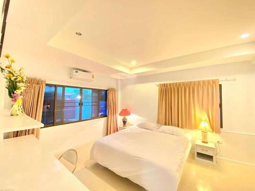 Ένα ή περισσότερα κρεβάτια σε δωμάτιο στο Jomtien 6BR old villa,new pool