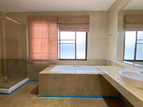 Ένα μπάνιο στο Jomtien 6BR old villa,new pool