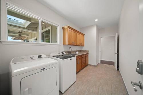 a kitchen with a washing machine and a sink at HAWAII PARADISE 3Bd2a Home w Pool and FirePit near Ocean in Keaau