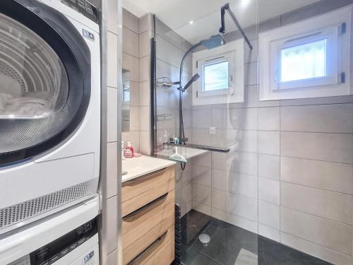 une salle de bain avec une machine à laver et un lavabo dans l'établissement Appartement 3 pièces avec balcon et parking à Combloux - FR-1-560-146, à Combloux