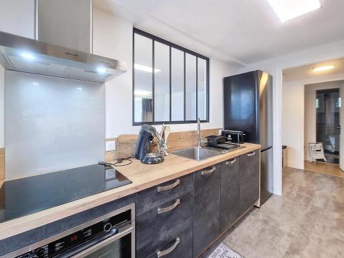 une cuisine avec un évier et un plan de travail dans l'établissement Appartement 3 pièces avec balcon et parking à Combloux - FR-1-560-146, à Combloux
