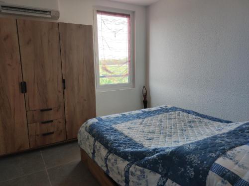 une chambre avec un lit et une fenêtre dans l'établissement Appartement rénové avec clim, piscine, WiFi et parking à Palau-del-Vidre - FR-1-776-108, à Palau-del-Vidre