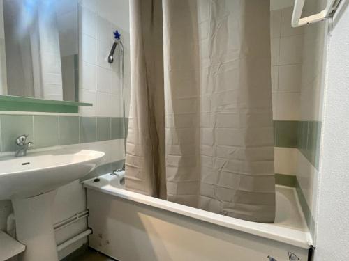 Photo de la galerie de l'établissement Appartement 2P + coin nuit à 50m plage, piscine, 4 couchages - FR-1-748-29, à Canet