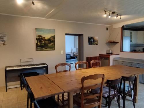 une salle à manger avec une table et des chaises en bois dans l'établissement Maison familiale 10 pers avec jardin et parking à Saint-Georges d'Oléron - FR-1-778-31, à Saint-Georges-dʼOléron