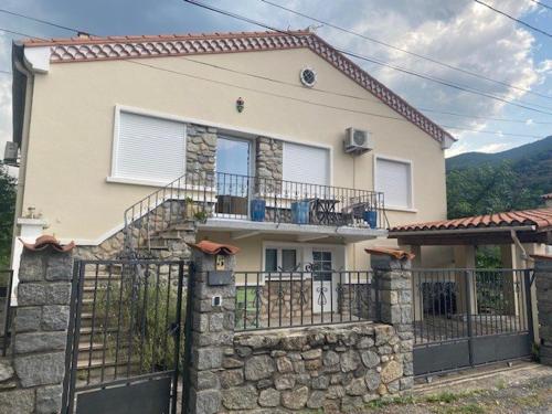 Photo de la galerie de l'établissement Maison climatisée avec piscine privée et jardin, Arles-sur-Tech - FR-1-703-191, à Arles-sur-Tech