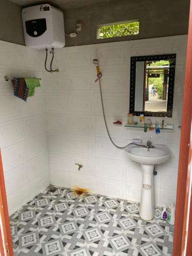 un piccolo bagno con lavandino e doccia di Son Thoi Homestay a Lao Cai