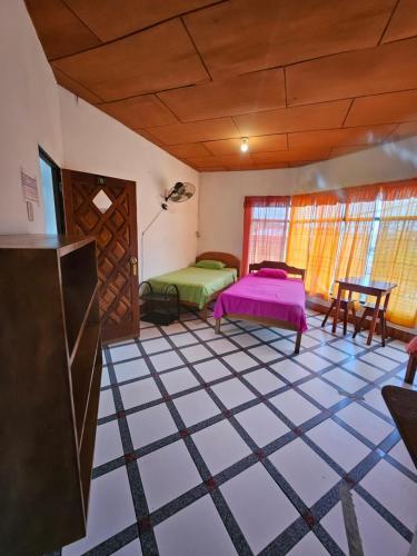 Camera con letto e tavolo di Sarisa House a Iquitos