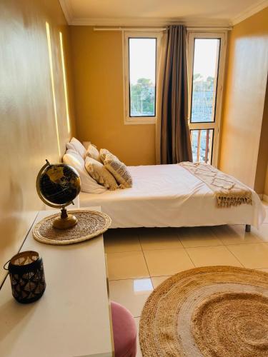 une chambre avec un lit et une fenêtre dans l'établissement Appartement Vue Mer à Carry, à Carry-le-Rouet