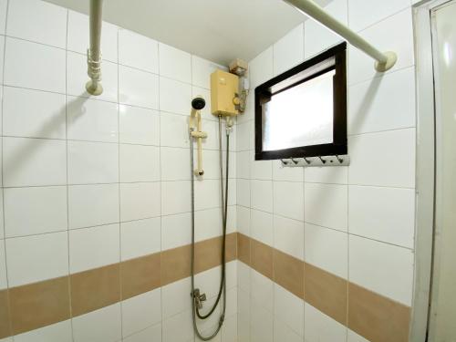 Ένα μπάνιο στο Cozy Designed 2BR at Metropark Condominium Jababeka Apartment By Travelio