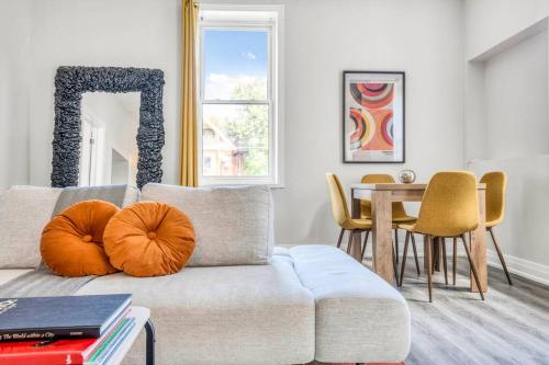 Posezení v ubytování Chic Mid-Century Flat Downtown