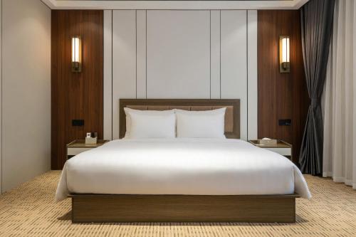 Postel nebo postele na pokoji v ubytování Hanoi International Hotel