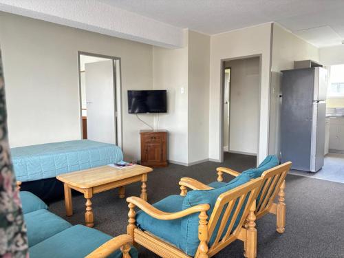 a living room with a couch and a table at Manhattan Motel in Rotorua