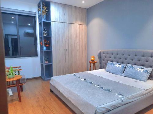 une chambre avec un grand lit dans une pièce dans l'établissement Sunshine villa, à Ấp Long Hồ Hạ