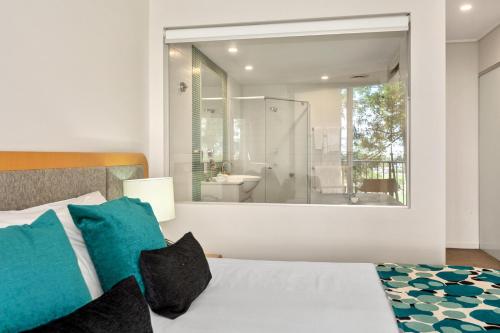 Ένα μπάνιο στο Sand Resort - Park View 3BR Dual Key, 2 BR Rooms Avail - Hosted by Holiday Management