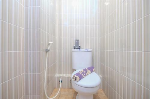 Koupelna v ubytování Homey and Nice 2BR at Cinere Resort Apartment By Travelio