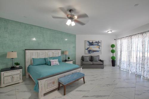 Χώρος καθιστικού στο Spectacular Beachfront 5 bedroom Home V13 Playa Azul Resort